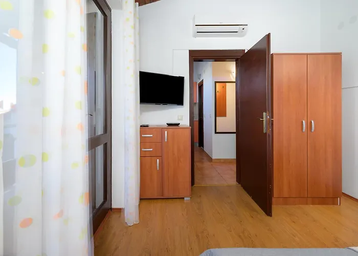 Apartament Pinjola *