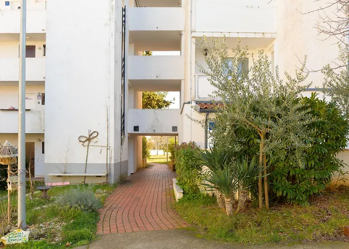 Pinjola Apartament *